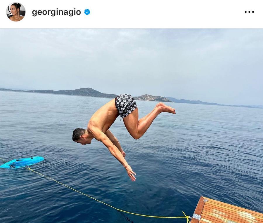 Un tuffo davanti a Tavolara: il relax di Cristiano Ronaldo
