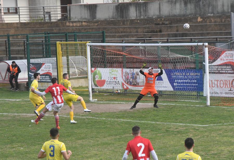 
	Le condizioni non certo ottimali del terreno&nbsp;di gioco durante una partita della Tharros lo scorso anno

