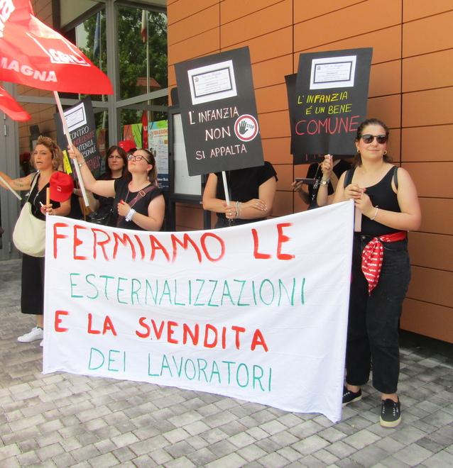 Tate e i genitori scendono in piazza: «No alla gestione esterna dei nidi» 
