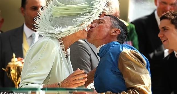 Frankie Dettori vince il suo nono Royal Ascot e come premio riceve un bacio da Camilla 