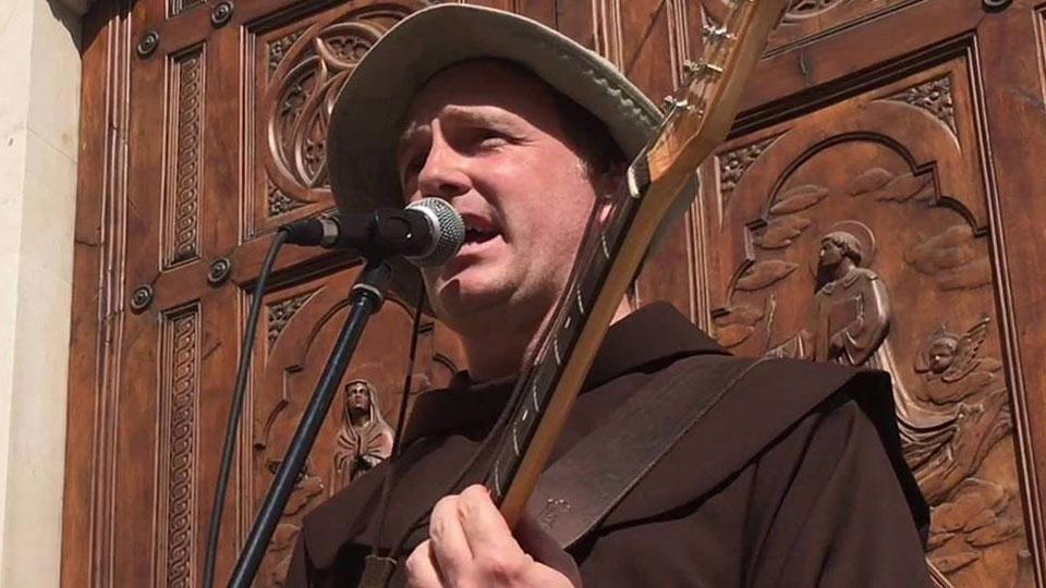 Fra Federico, il francescano pisano musicista che ha scritto un libro su Bob Marley