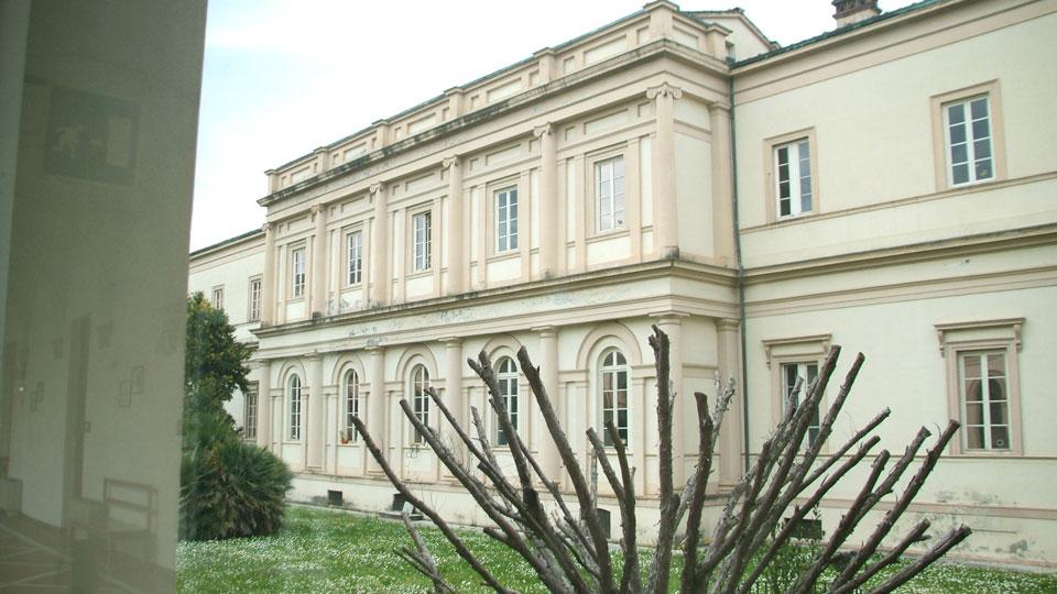 Barga, madre e patrigno umiliano il figlio minorenne facendolo dormire sul pavimento