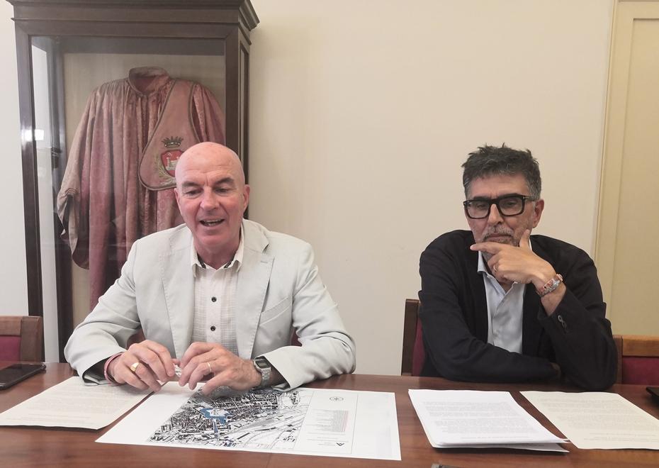 Fossi medicei, operazione decoro: il Comune di Livorno pulisce gli scalandroni