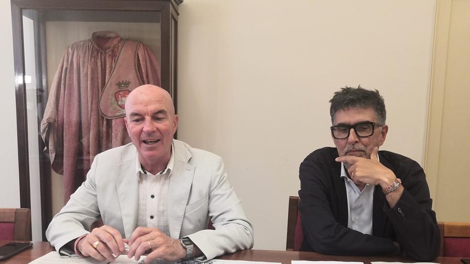 Fossi medicei, operazione decoro: il Comune di Livorno pulisce gli scalandroni