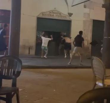 Rissa in Vettovaglie, l’ira del sindaco Conti: «Basta, situazioni intollerabili». I responsabili identificati dal video