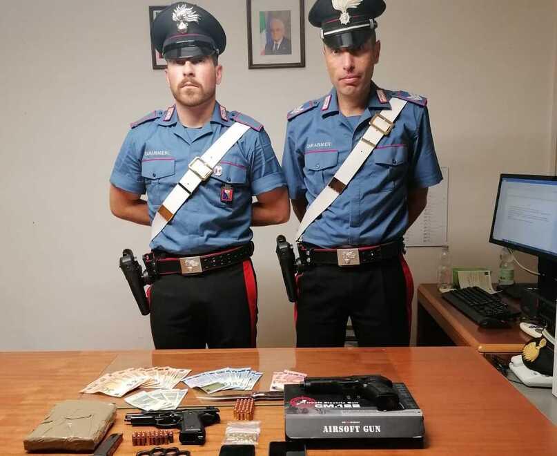 Ventottenne di Carmignano aveva armi e soldi falsi: arrestato