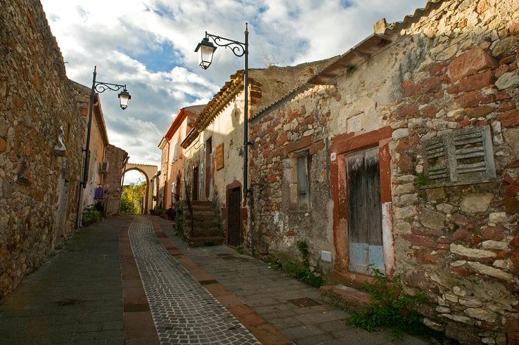 Dalla passeggiata delle dame all’Oratorio in pietra rossa, dalle sorgenti ai giardini: Banari è davvero un borgo gioiello