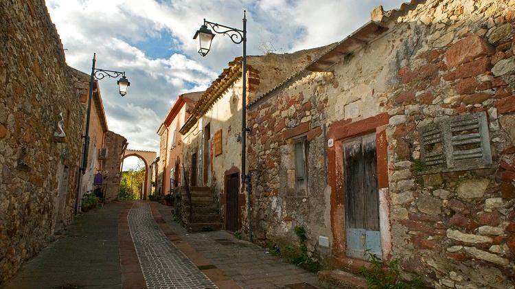 Dalla passeggiata delle dame all’Oratorio in pietra rossa, dalle sorgenti ai giardini: Banari è davvero un borgo gioiello