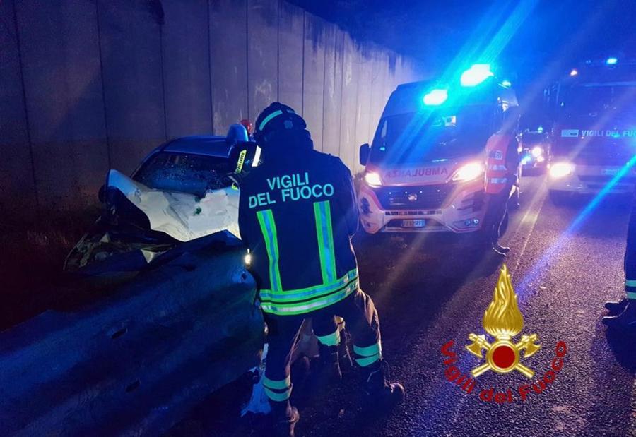 Con l’auto contro il guard rail sulla 131, una persona ferita