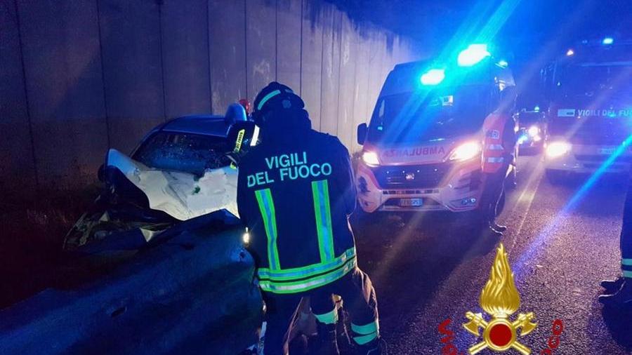 Con l’auto contro il guard rail sulla 131, una persona ferita