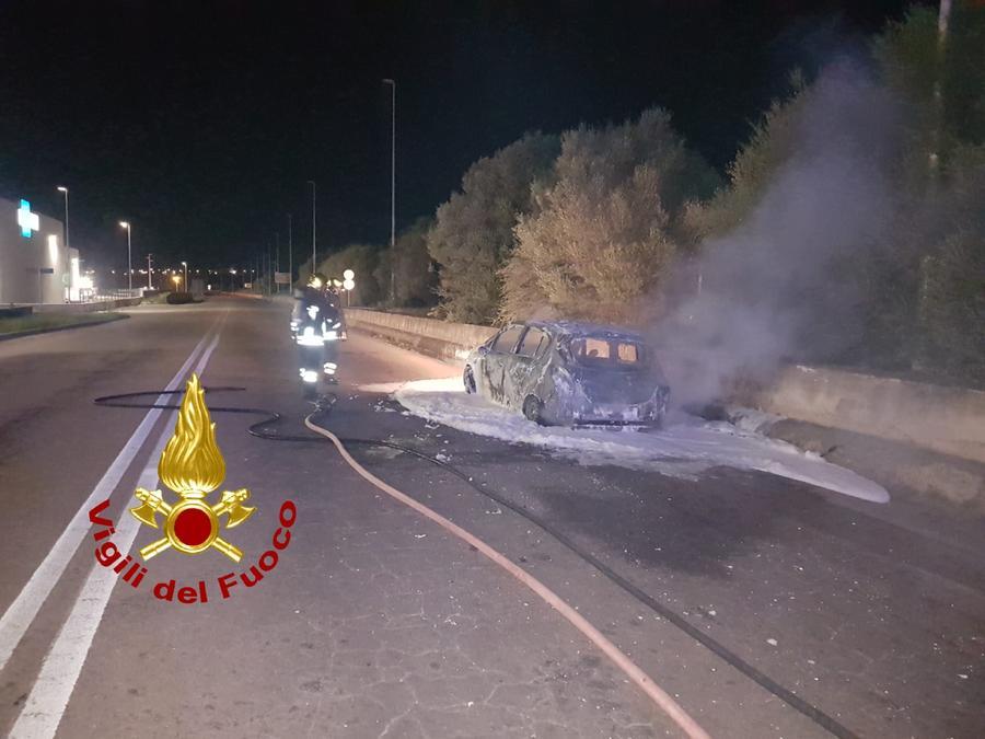 Olbia, l’auto prende fuoco dopo l’incidente
