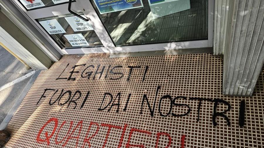 Firenze, imbrattate le sedi della Lega e di Forza Italia. Si celebra la morte di Berlusconi