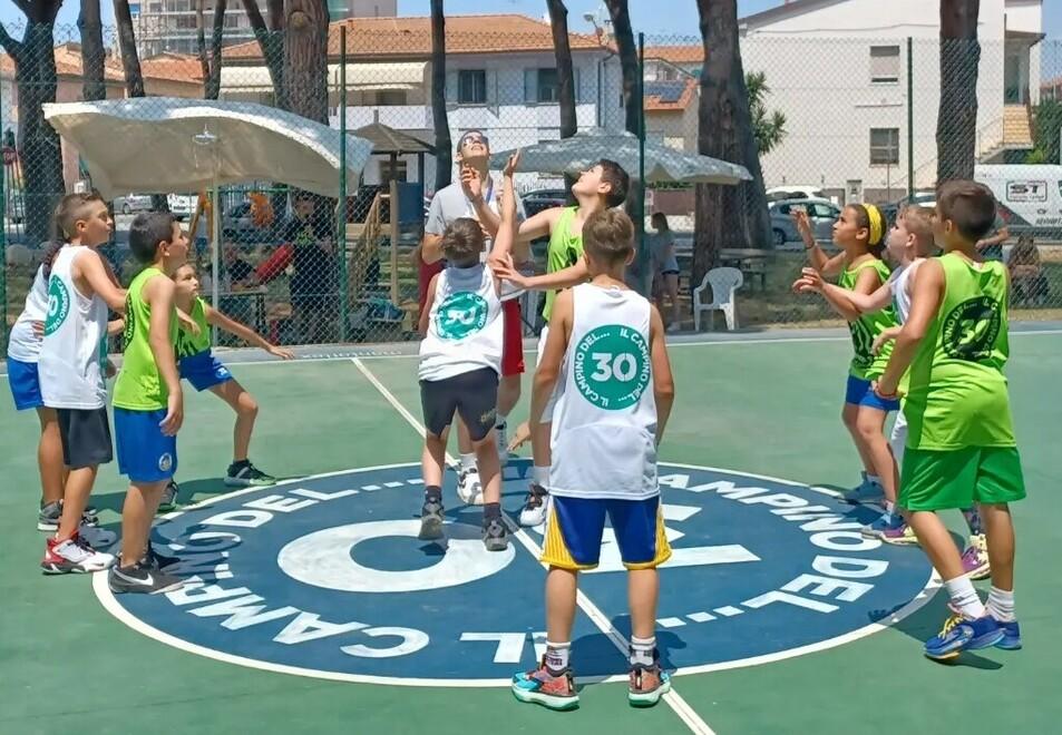 Tanti bambini al Campino del 30 per giocare in ricordo di Gabriele