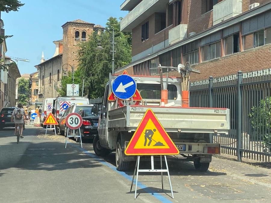 Si rompe una tubatura, residenti e attività senz’acqua e senza elettricità