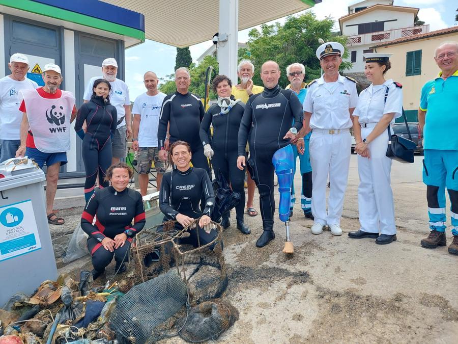 
	I volontari impegnati nella pulizia dei fondali marini dell&rsquo;Elba

