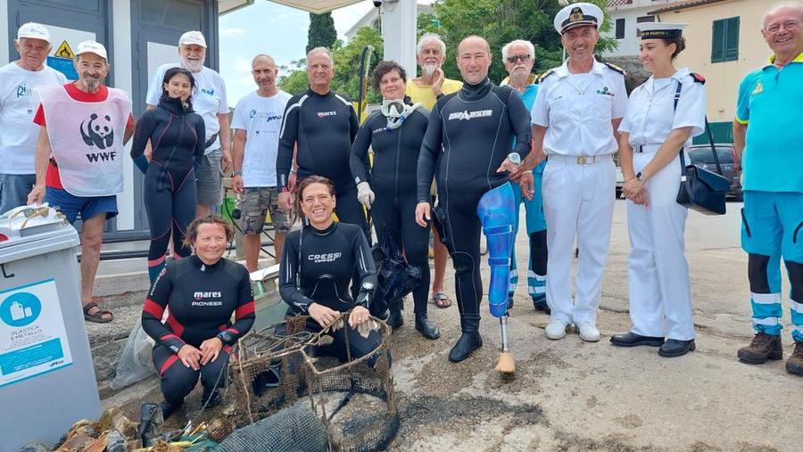 I volontari impegnati nella pulizia dei fondali marini dell’Elba