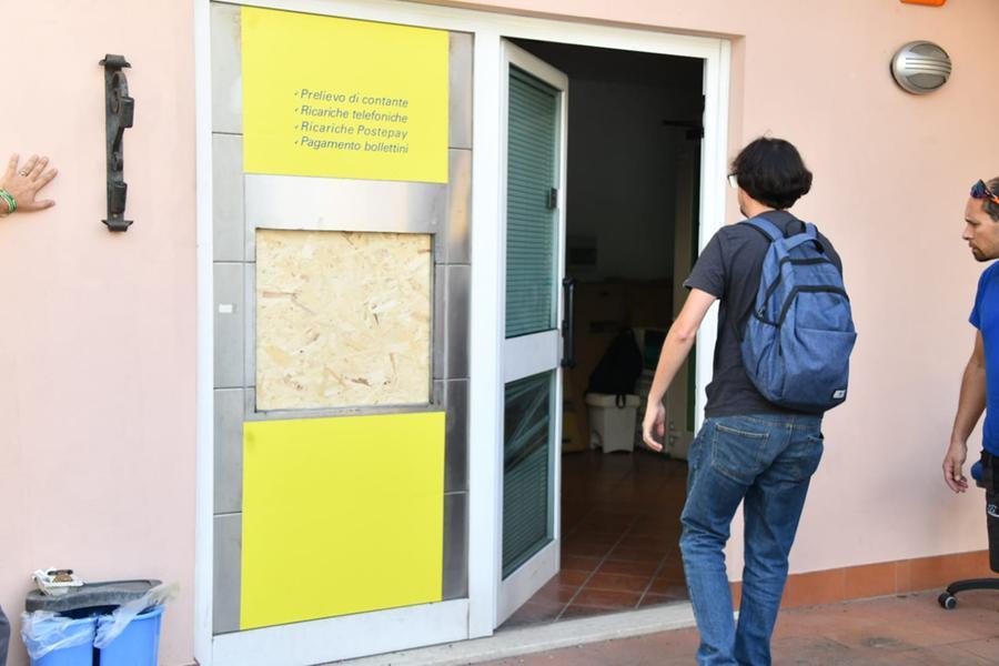Lucca, provano a far esplodere uno sportello postamat