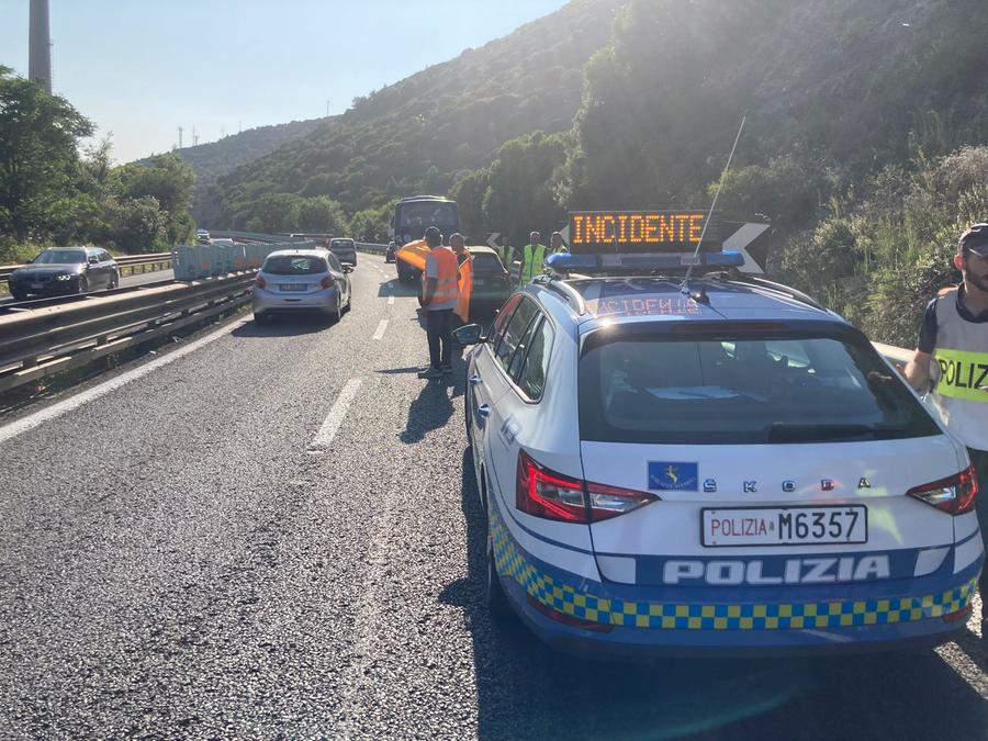 Tamponamento a catena sulla 131, coinvolto un pullman e due auto: due feriti