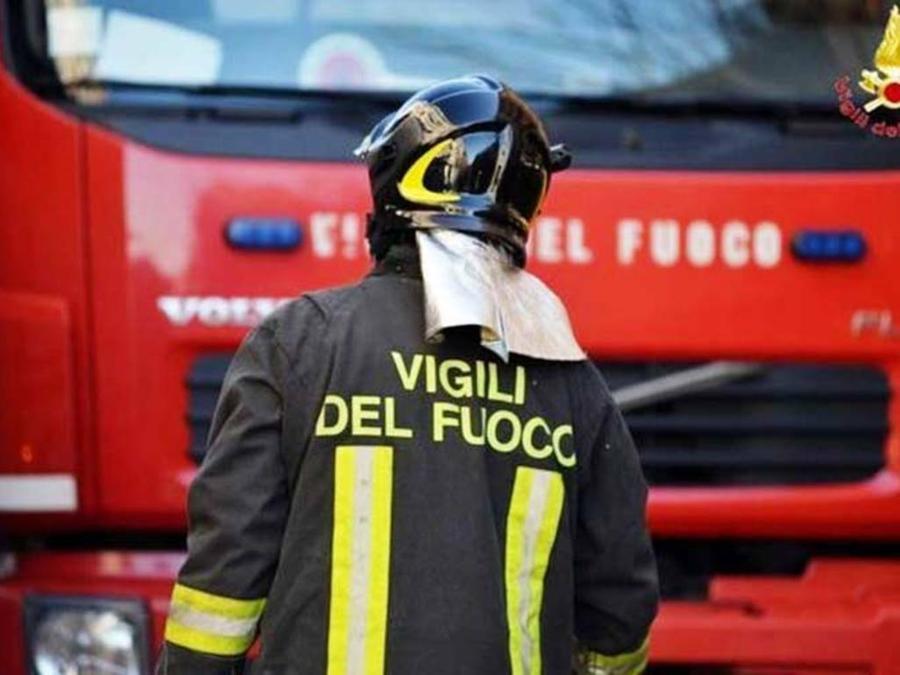 Urta con le ruote un masso e si ribalta con l’auto: morto un uomo