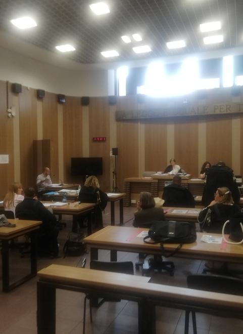 Si finge un compagno di classe e truffa la donna per 282mila euro