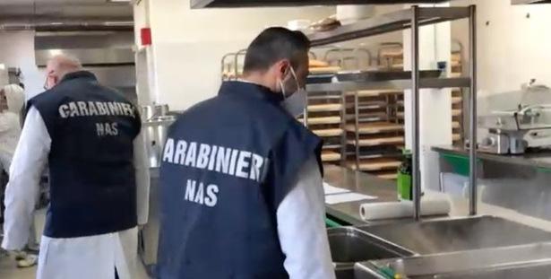Sorso, blatte e insetti nelle dispense: chiuse le cucine di un resort 