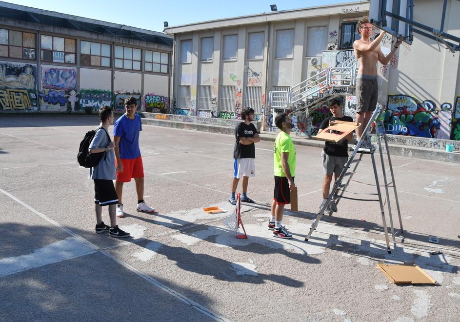 Sassari, il canestro del campo di via Venezia è rotto: i ragazzi si quotano e lo sostituiscono