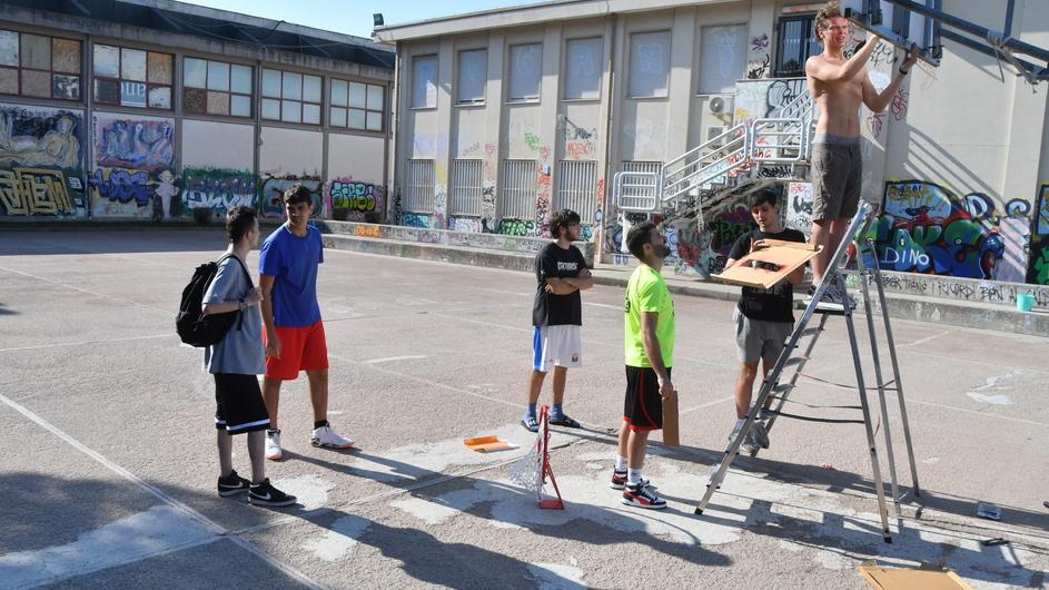 Sassari, il canestro del campo di via Venezia è rotto: i ragazzi si quotano e lo sostituiscono