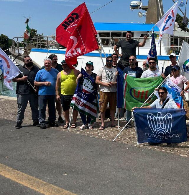 Porto Garibaldi, i pescatori non calano le reti: «L’Europa ci vuole rovinare»