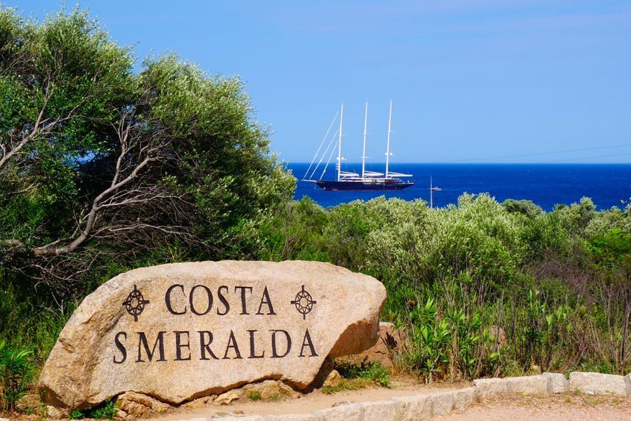 
	Sullo sfondo lo yacht di Bezos <em>(da Instagram del Consorzio Costa Smeralda)</em>

