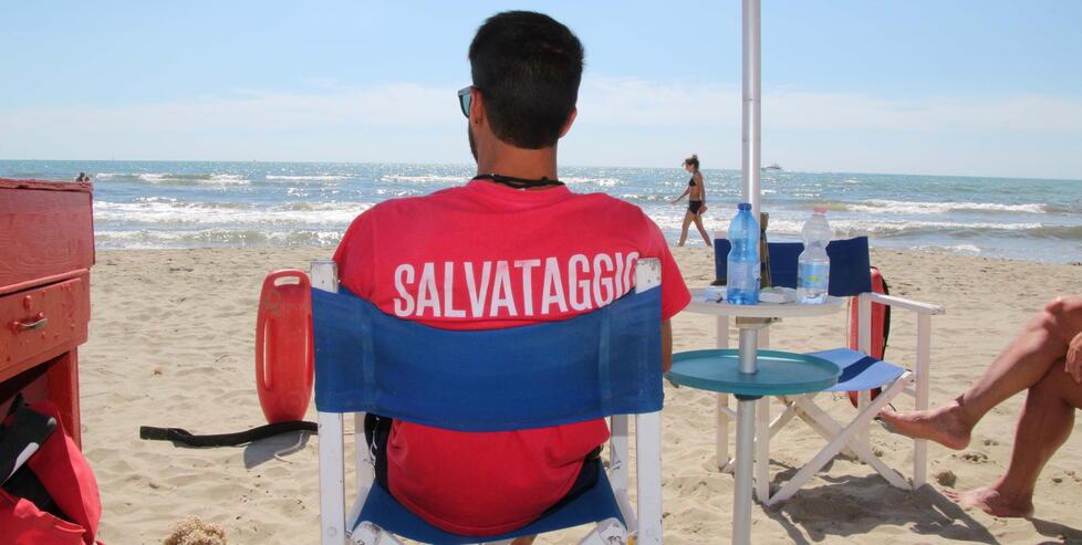 Un bagnino mentre vigila il tratto di mare davanti alla sua spiaggia (foto d’archivio)