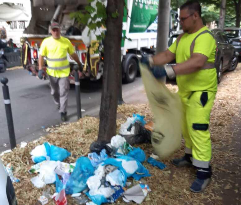 L’intervento di ieri mattina in via Calzabigi con gli ispettori ambientali di Aamps alle prese con i sacchi lasciati in strada