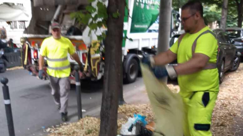 L’intervento di ieri mattina in via Calzabigi con gli ispettori ambientali di Aamps alle prese con i sacchi lasciati in strada