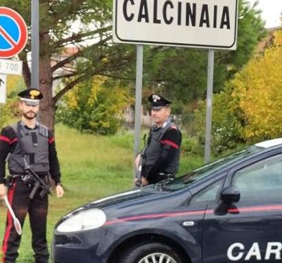Rissa a colpi di coltello e bottiglie di vetro rotte pomeriggio da far west nel centro di Fornacette<br>
