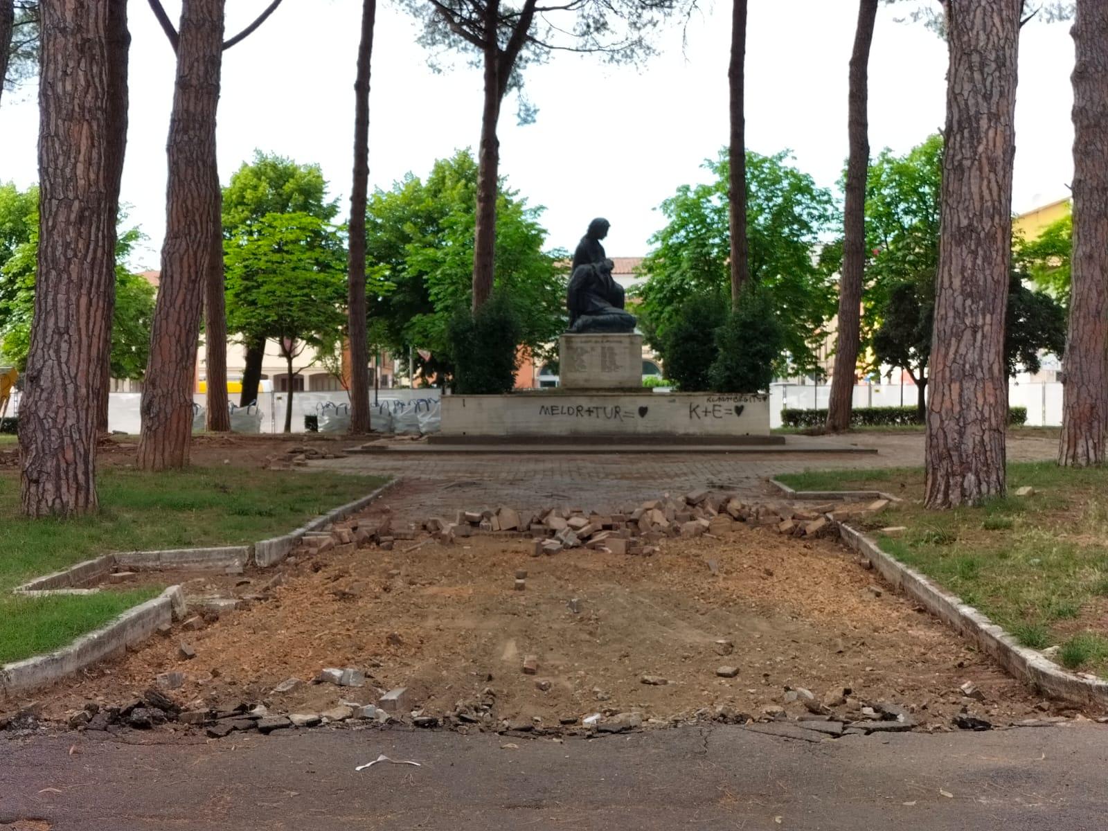 Il monumento ai Caduti al centro di piazza Garibaldi a Castelfranco di Sotto