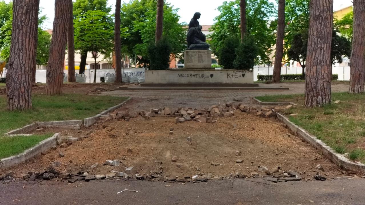 Il monumento ai Caduti al centro di piazza Garibaldi a Castelfranco di Sotto