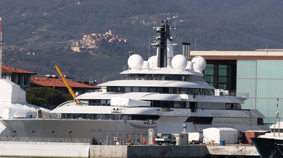 Scheherazade il superyacht ancora congelato a Marina di Carrara (Foto d’archivio)