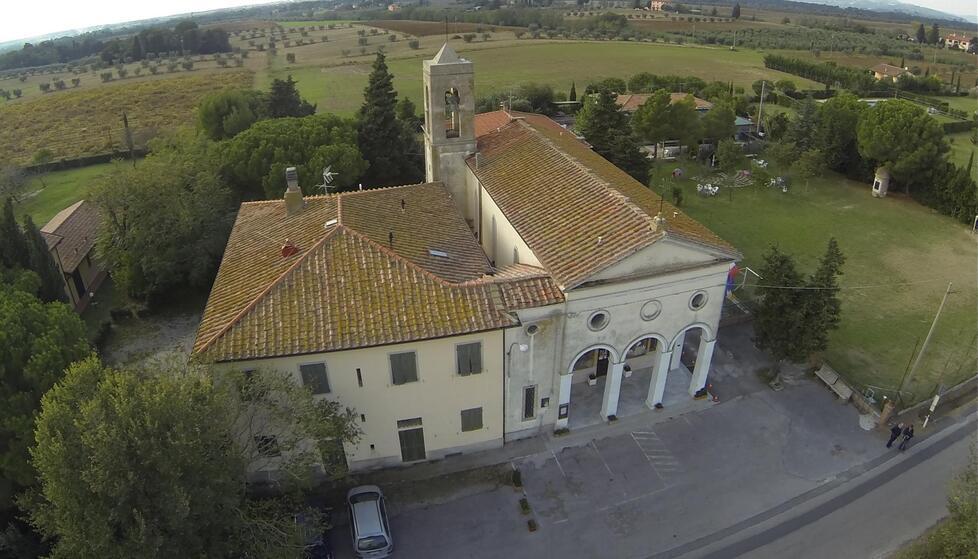 La parrocchia di Collemezzano e lo spazio verde dove il diacono vuole realizzare il parco pubblico