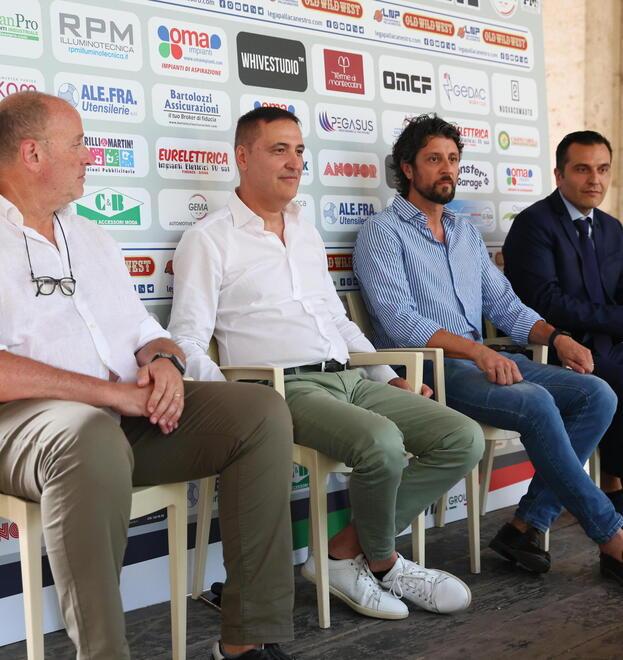Da sinistra l’assessore Alessandro Lumi, Alessandro Lulli (nuovo proprietario della Gema Basket), Guido Meini e Fabio Rafanelli (foto Nucci)