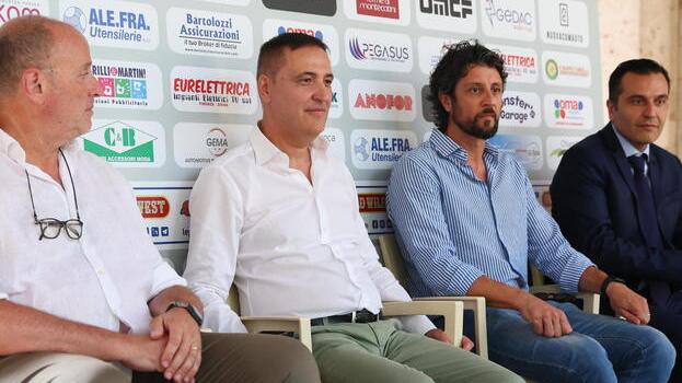 Da sinistra l’assessore Alessandro Lumi, Alessandro Lulli (nuovo proprietario della Gema Basket), Guido Meini e Fabio Rafanelli (foto Nucci)