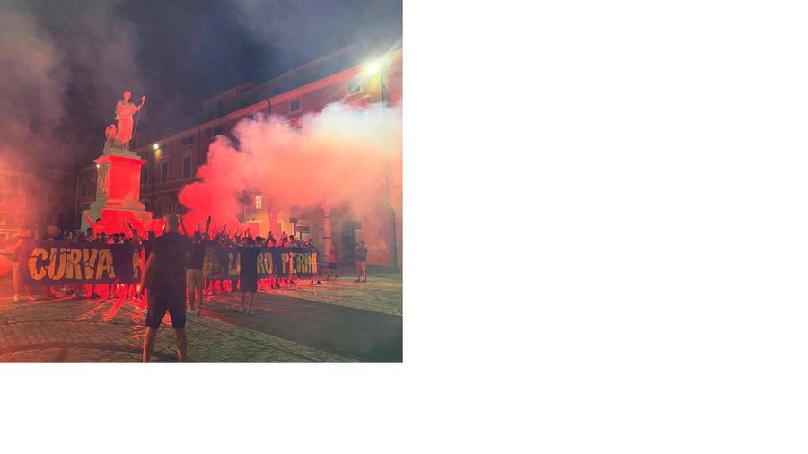 
	I tifosi della &ldquo;Lauro Perini&rdquo; nei giorni scorsi in piazza Alberica


