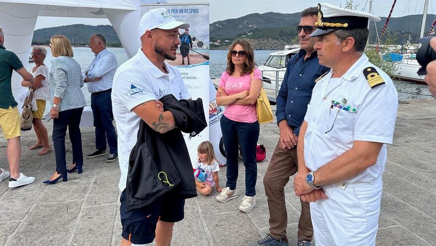 Alessandro Gattafoni a colloquio con il sindaco Davide Montauti e il capitano di fregata Santo Altavilla