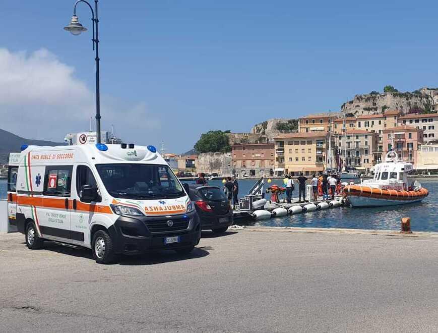 Elba, muore a 53 anni mentre fa il bagno davanti a marito e figlia undicenne