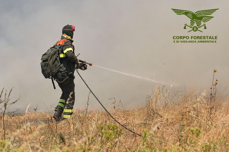 
	Operatori al lavoro negli incendi su Zerfaliu

