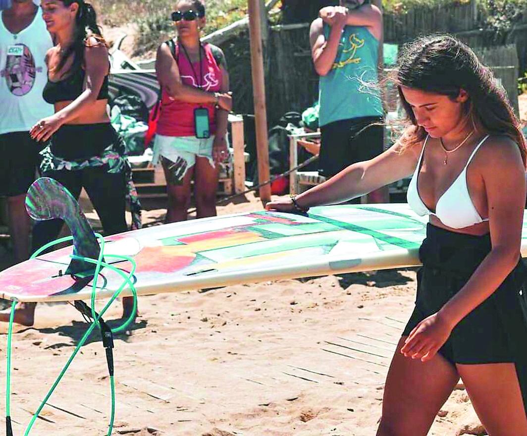 Un mercoledì da leonesse: a Porto Ferro il surf è rosa