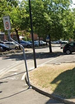 Vignola, lancia un grosso sasso contro l’auto in transito ma la truffa è sventata