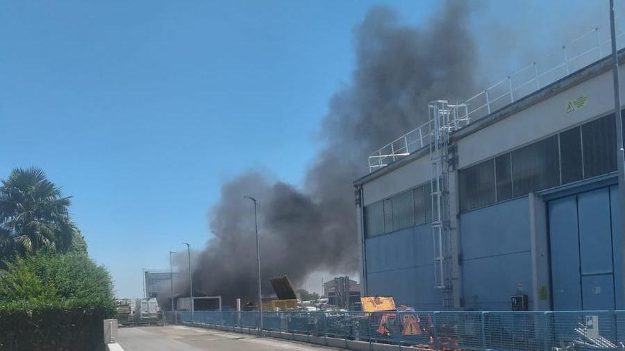 Concordia, rifiuti abbandonati vanno a fuoco