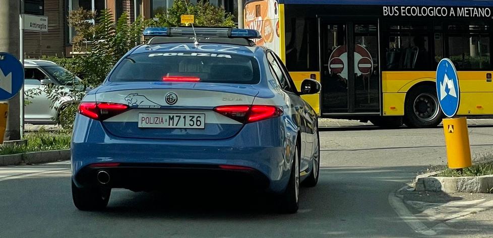 Modena Nascondeva droga nel sacchetto di patatine: preso dalla polizia dopo la fuga in bicicletta 