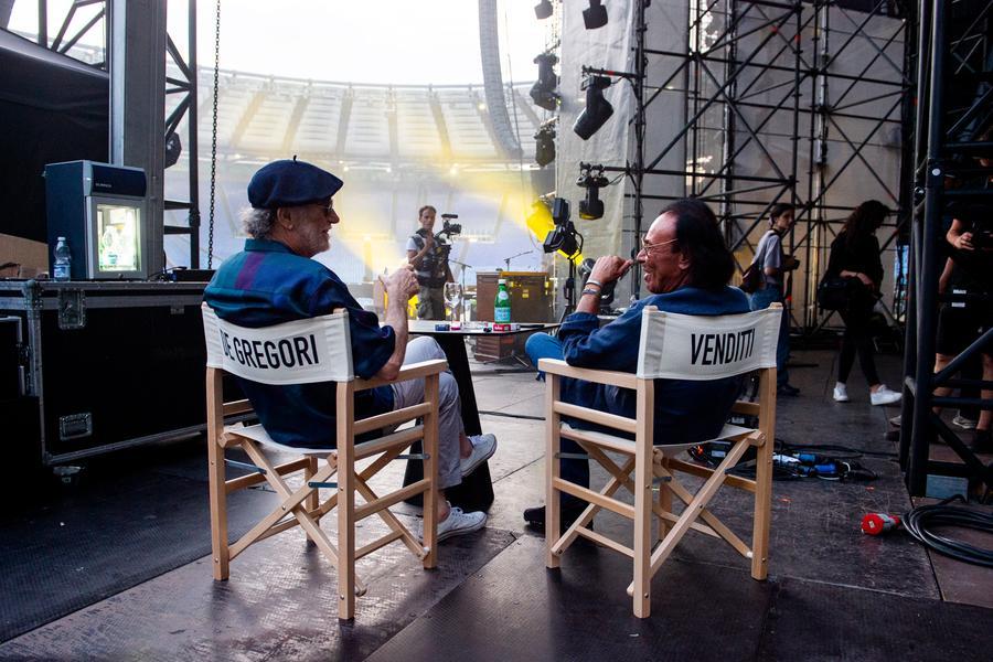 Modena Venditti & De Gregori i “Re” della musica italiana cantano in piazza Roma