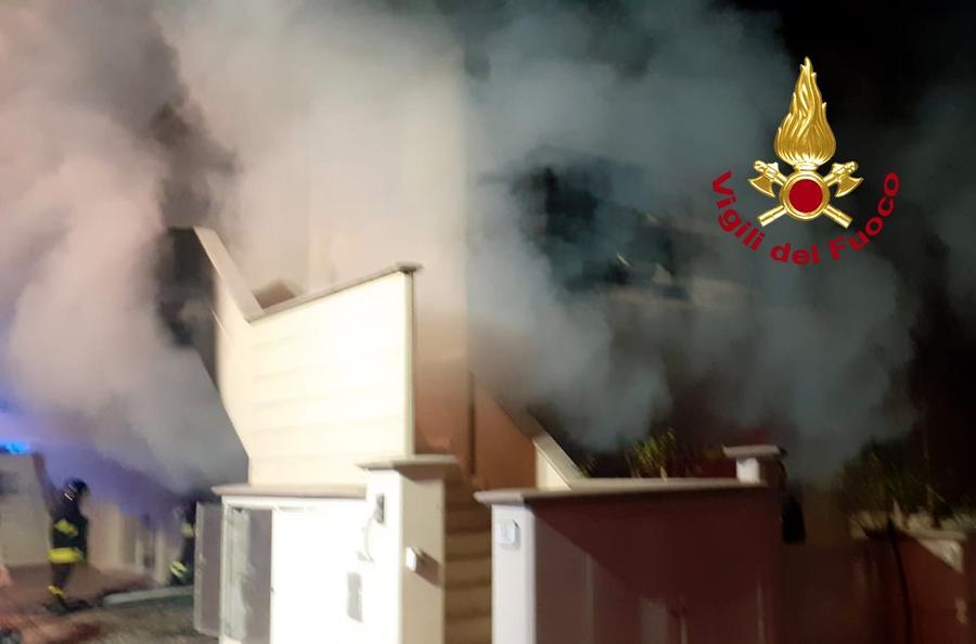 Le fiamme divampano da un garage, evacuate due famiglie