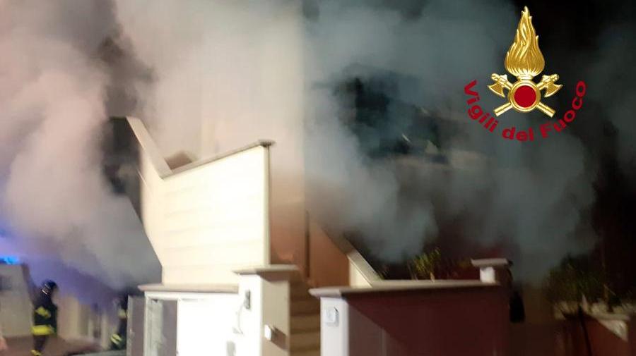 Le fiamme divampano da un garage, evacuate due famiglie